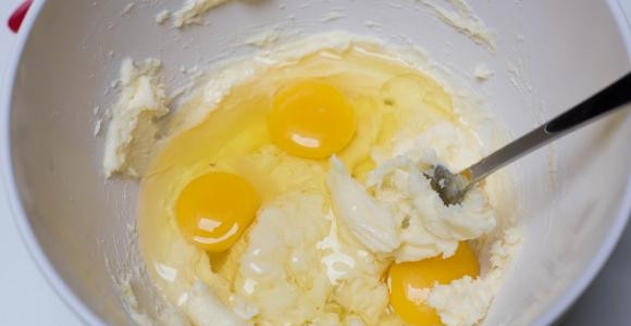 1. Этап. Королевский творожный пирог: 2. Добавьте 3 яйца и перемешайте до однородности.