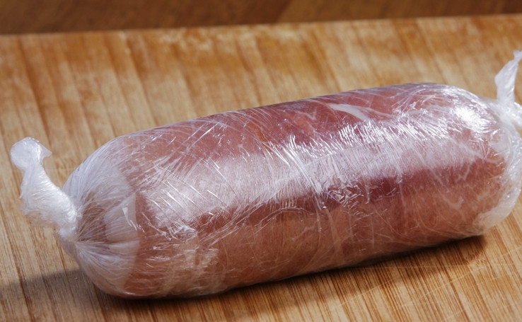 1. Этап. Куриный рулет в пищевой пленке: Теперь плотно оборачиваем рулет пищевой пленкой.