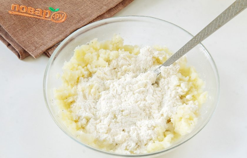 1. Этап. Картофельное печенье: Перемешайте и частями введите муку.