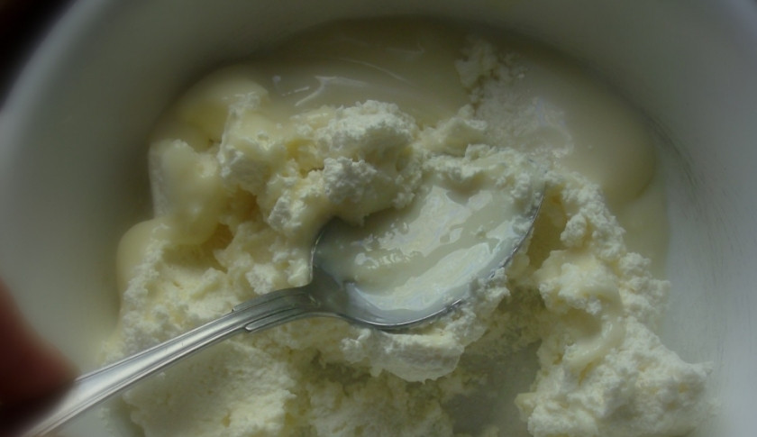 1. Этап. Творожно банановый кекс: 3. Отдельно перетираем в блендере или миксере творог вместе со сгущенкой. Эту массу можно теперь смешать с первой, а можно выложить наверх, тогда будет как будто кекс с начинкой.