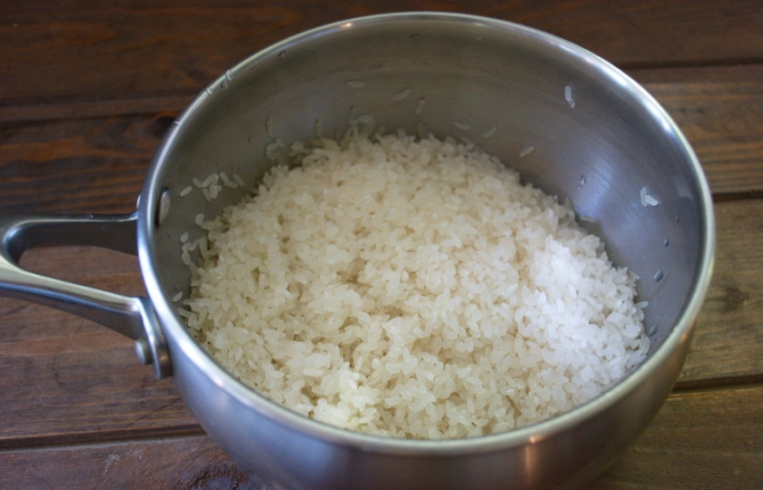 1. Этап. Рис с курицей и ананасами: Рис промыть в нескольких водах до чистой воды. Слить всю воду. Переложить рис в кастрюлю.