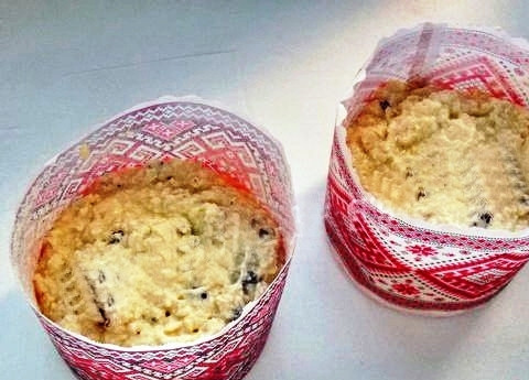 1. Этап. Творожная пасха в духовке: Форму для выпекания смазываем сливочным маслом и присыпаем слегка манкой. Выкладываем тесто так, чтобы оно занимало чуть больше половины формы. Отправляем все в разогретую духовку. Выпекаем при 150-180 градусов на протяжении часа 1-1,15 часа.