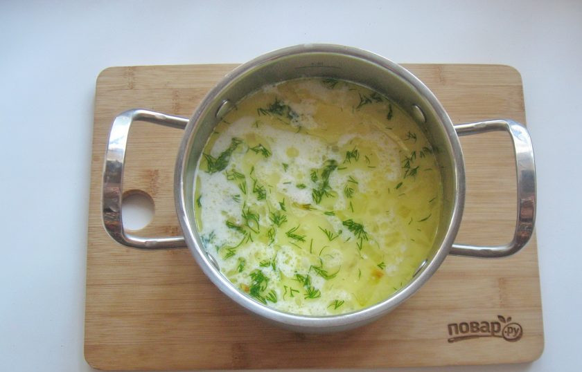 1. Этап. Грибной суп с молоком: Продолжайте варить суп еще 5-6 минут и выключайте. В готовый суп добавьте измельченный чеснок и зелень.