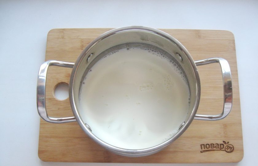 1. Этап. Заварной крем с орехами: Кастрюлю с молоком поставьте на плиту.