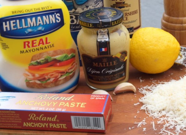 1. Этап. Заправка к салату Цезарь: Потрите сыр. Добавьте в соус сыр, соль и перец и еще раз хорошо взбейте.