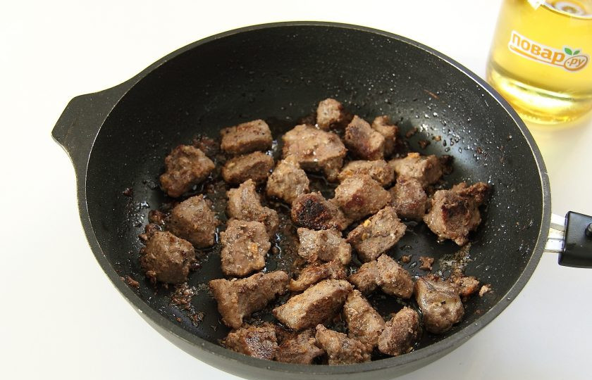 1. Этап. Суп Охотничий: Как только на мясе образуется румяная корочка, переложите его в кастрюлю.