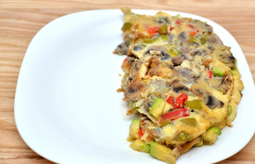 1. Этап. Омлет с сыром и овощами: Сложите омлет с сыром и овощами вдвое. Подавайте к столу.