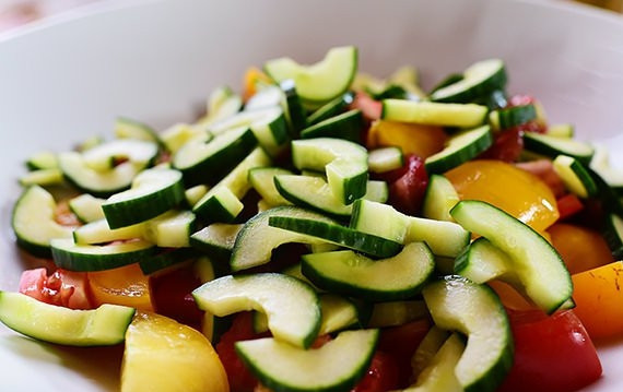 1. Этап. Итальянский салат Панцанелла: 2. Добавьте к помидорам нарезанные на дольки огурцы.