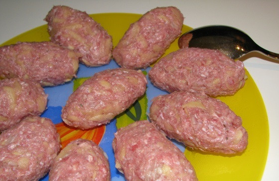 1. Этап. Турецкая самса: 6. Посолите и поперчите начинку по вкусу. Можно добавить специи или сушеную зелень, например. Все как следует перемешайте и сформируйте из фарша небольшие овалы.