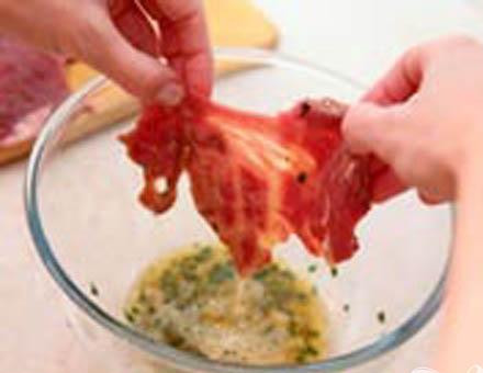 1. Этап. Миланесы из говядины: 3. Разогреваем сковороду, добавляем растительное масло. В льезон поочередно опускаем каждый ломтик мяса.