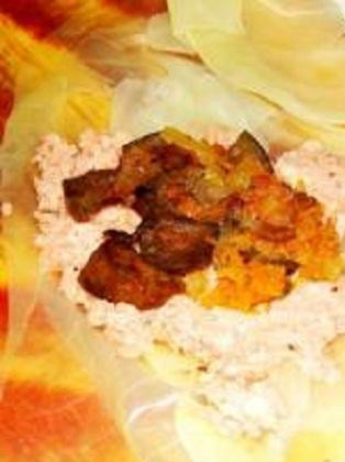 1. Этап. Голубцы с грибами: 3. Мясной фарш посолить, поперчить. Фарш нужно хорошо перемешать. Берем капустный лист и выкладываем на него мясной фарш. Размазать его в центре и сверху положить грибную начинку.