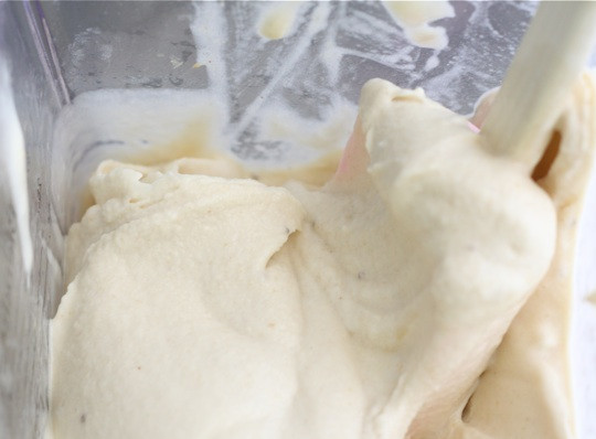 1. Этап. Банановый коктейль с мороженым: 2. Начинаем добавлять мороженое. Следим, чтобы оно не превратилось сразу же в водичку (для этого берем замороженный качественный продукт).