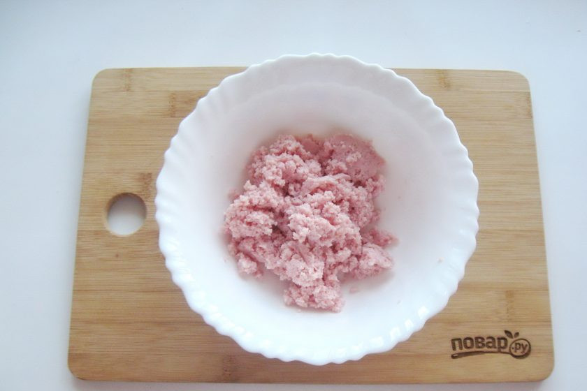 1. Этап. Паштет из ветчины: Измельчите ветчину любым способом. Я это сделала в блендере.