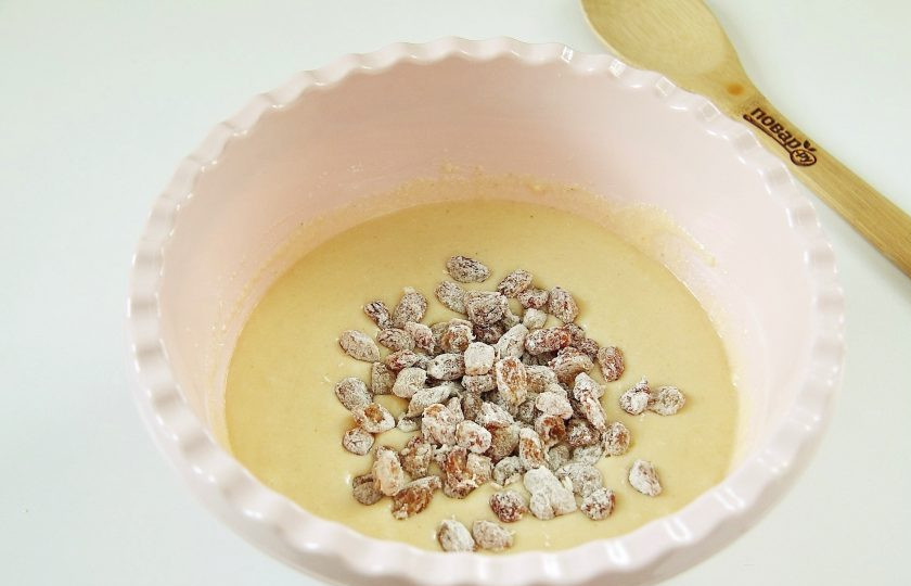 1. Этап. Манник с изюмом на кефире: Перемешайте все еще раз и добавьте обсушенный и обваленный в муке изюм.