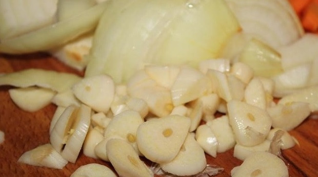 1. Этап. Жаркое из дикой утки: 4. Почищенные зубчики чеснока порежьте.