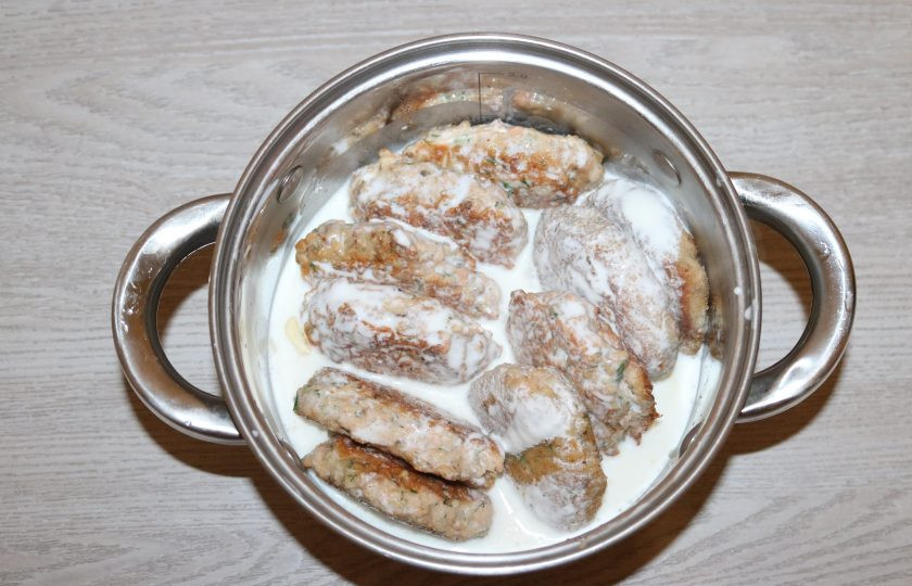 1. Этап. Рыбные ёжики: Сметану размешайте с таким же количеством воды, немного посолите, влейте в кастрюлю. Поставьте на огонь, доведите до кипения, тушите на медленном огне 30 минут.