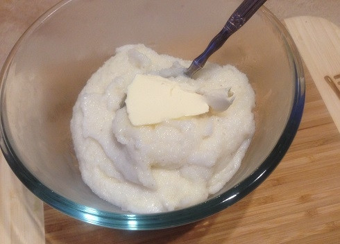 1. Этап. Неаполитанский чизкейк: 5. Теперь манную кашу необходимо остудить, а чтобы она не покрылась коркой, смазываем ее сливочным маслом.