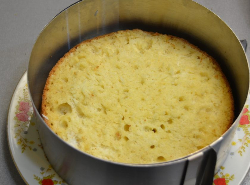 1. Этап. Мандариновый торт на Новый год: Выложите второй корж.