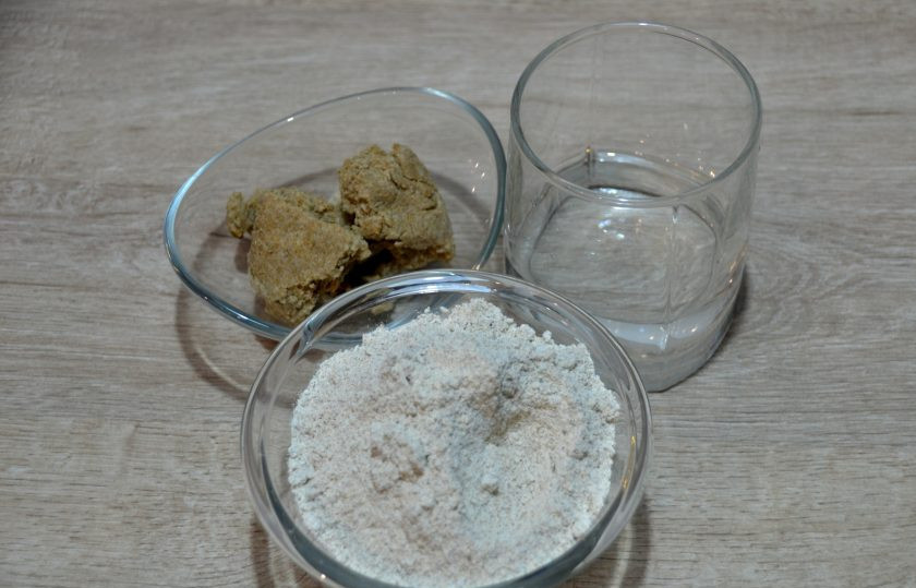 1. Этап. Хлеб Земгальский: Также, примерно за 10-12 часов до начала замеса теста подготовьте опару, для этого потребуется 50 грамм ржаной закваски 100% влажности, 70 грамм теплой воды и 105 грамм ржаной муки.