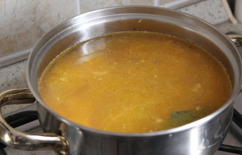 1. Этап. Суп с лисичками: Немного потомив овощи и лисички на среднем огне, добавляем 2,5 стакана воды, солим перчим, добавляем специй, накрываем крышкой и томим на небольшом огне, пока содержимое кастрюли не начнет закипать.