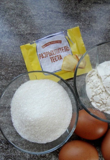 1. Этап. Трайфлы с лимонным курдом: Первым делом надо испечь бисквит.