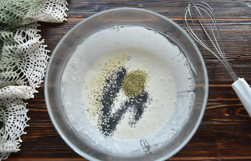 1. Этап. Гриссини на закваске: В получившуюся массу всыпьте добавки по своему вкусу. Это может быть мак, льняное семя, кунжут, сухой чеснок, ароматные травы, сыр.