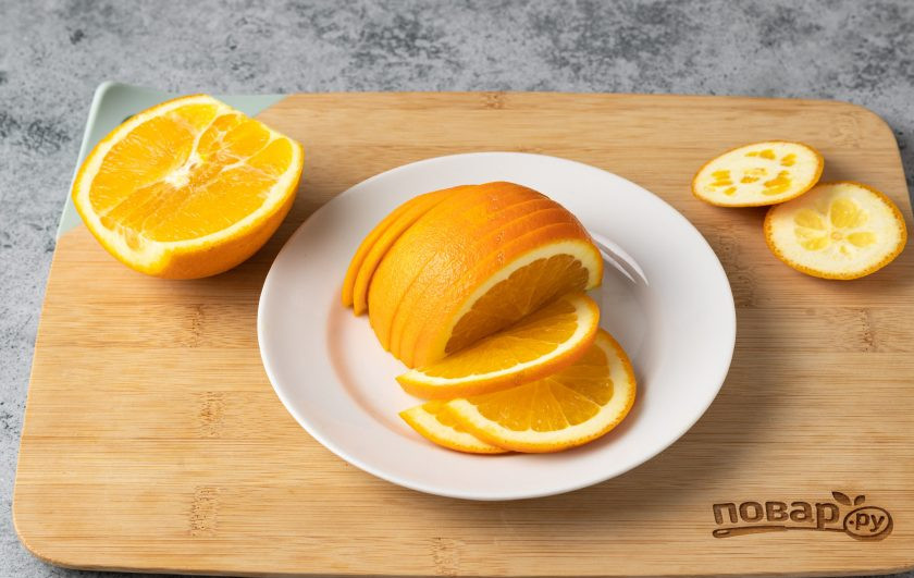 1. Этап. Фруктовая нарезка Дракон на Новый год: Апельсин разрежьте пополам, затем одну половину порежьте дольками.