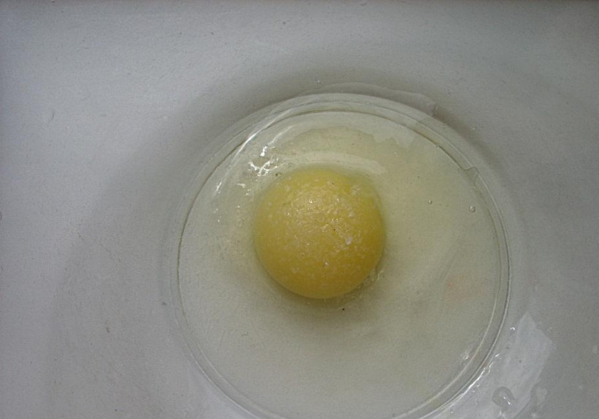 1. Этап. Оладьи с фаршем: Разбить в миску яйцо, чуть присолить. Размешать яичко вилкой, взбивать не нужно.