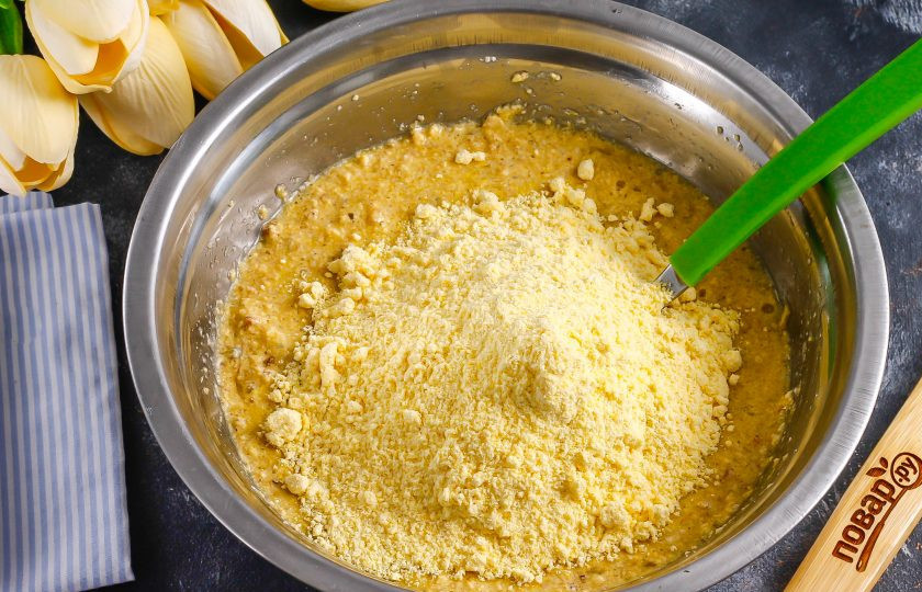 1. Этап. Песочный торт с орехами: Всыпьте кукурузную муку и замесите плотное тесто. Оставьте его на 15-20 минут в холодильнике.