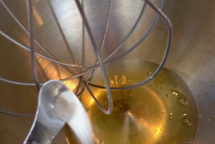 1. Этап. Капкейки с лимонным курдом и меренгой: 15. В чаше миксера смешайте куриные белки со щепоткой соли.