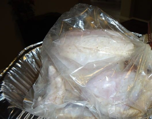 1. Этап. Индейка в рукаве для запекания: Теперь натираем индейку смесью соли, перца и чесночного порошка и вкладываем птицу в рукав для запекания. Для запекания индейки понадобится большой рукав. Завязываем концы рукава специальными завязками, прокалываем рукав сверху в нескольких местах: через эти отверстия будет выходить пар. Выкладываем птицу в рукаве на противень и запекаем в разогретой до 200 градусов духовке примерно 3.5 часа. Если птица не зарумянится - разрежьте рукав и слегка разверните его. Запекайте минут 25-30 до подрумянивания птицы.