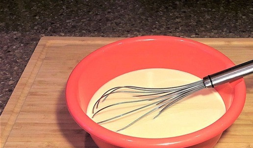 1. Этап. Тонкие блинчики на минералке с ягодами: В ёмкость разбить яйца, добавить соль, сметану, масло. Перемешать. Муку просеять и вводить частями, поочерёдно с газ. водой, постоянно перемешивая. Дать тесту отдохнуть 15 минут. Выпекать блинчики на разогретой антипригарной или чугунной сковороде с двух сторон