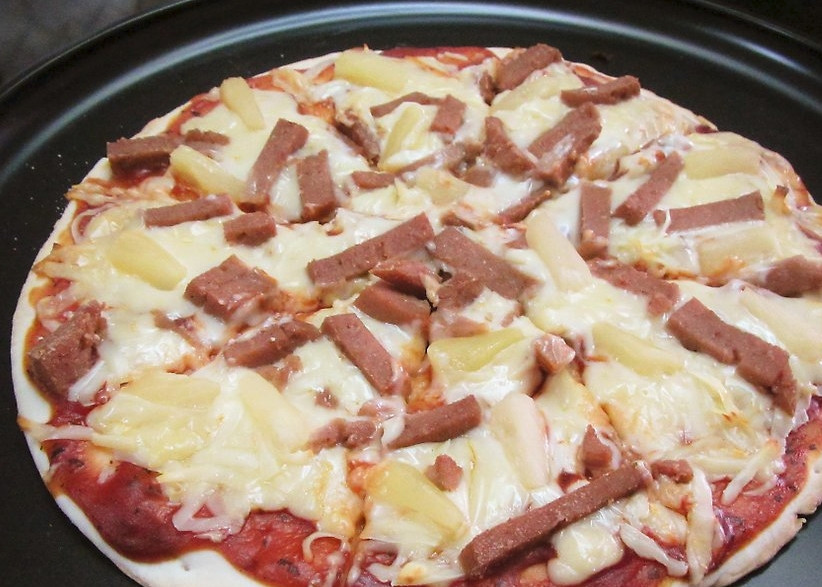 1. Этап. Пицца по-гавайски: Готовой выпечке позвольте немного остыть, а затем нарезайте и пробуйте.