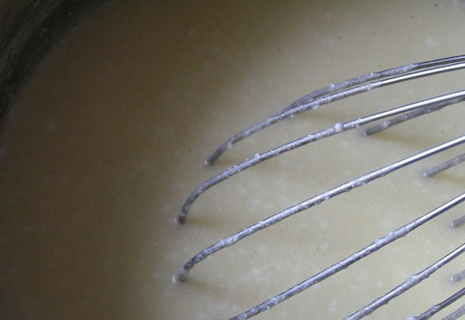 1. Этап. Кокосовый торт-безе с ананасами: Приготовьте заварной крем. Кокосовое молоко смешайте с сахаром, ванилином, яйцами и поставьте на средний огонь.