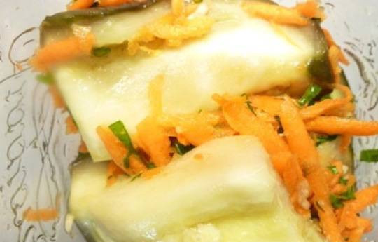 1. Этап. Маринованные баклажаны по-татарски: В каждом кусочке баклажана сделайте продольный разрез, внутрь уложите овощную начинку. Затем фаршированные овощами баклажаны выложите в стерилизованную баночку.