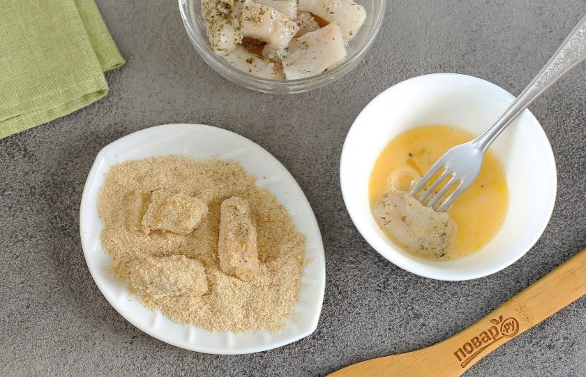 1. Этап. Фишролл: Затем каждый кусочек рыбы обмакните во взбитое с солью яйцо и обваляйте в сухарях.