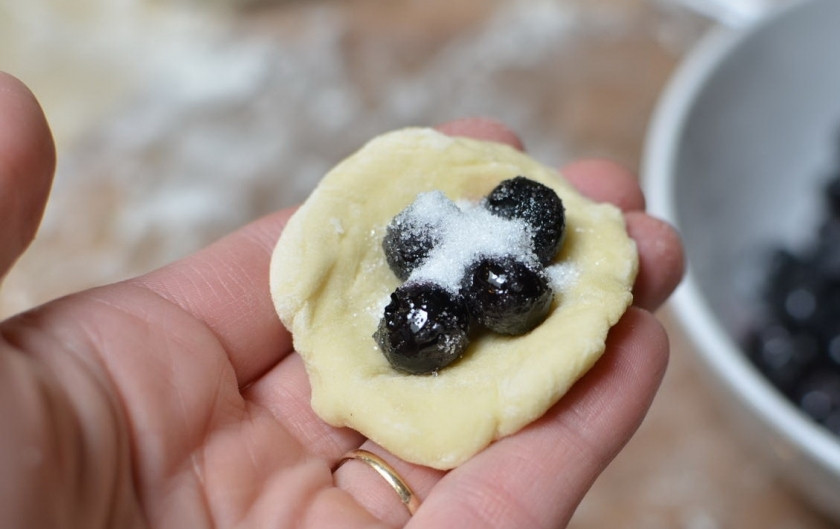 1. Этап. Вареники с ягодами: В центр каждого кружочка кладем начинку. Чем больше начинки, тем вкусней!