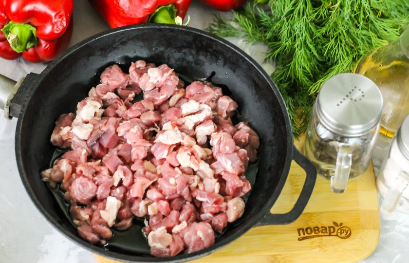 1. Этап. Фаршированные гогошары: Баранину промойте в воде, нарежьте мелкими кубиками или перекрутите через мясорубку. Прогрейте сковороду, влейте на нее растительное масло и выложите баранину. Обжарьте в течение 5-6 минут.