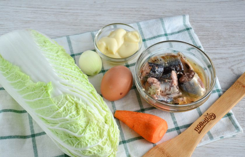 1. Этап. Салат с пекинской капустой и сайрой: Подготовьте все необходимые ингредиенты. Яйцо отварите вкрутую. Кстати, вместо куриного яйца можно использовать несколько перепелиных.