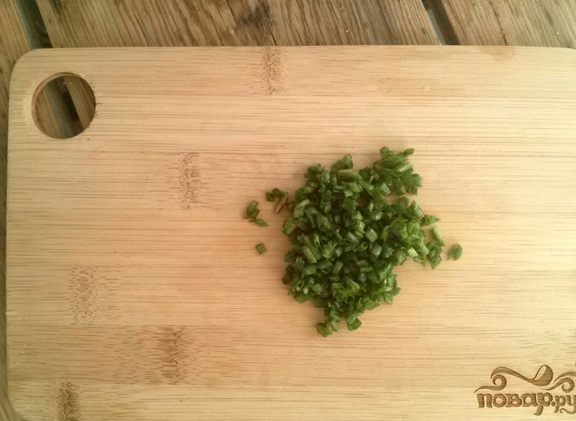 1. Этап. Соус Тартар с солеными огурцами: Зеленый лук порежьте мелко-мелко, добавьте его в соус.