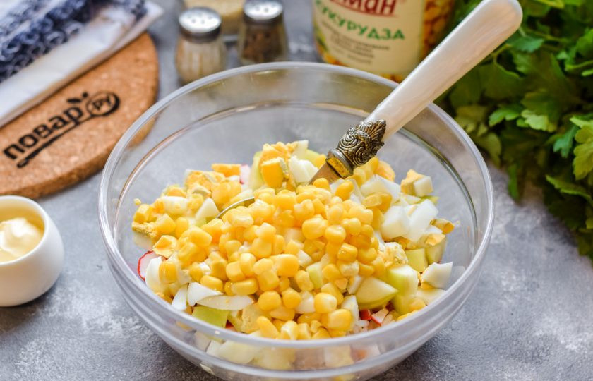 1. Этап. Крабовый салат с рисом и яблоком: Следом добавьте в салат консервированную кукурузу.