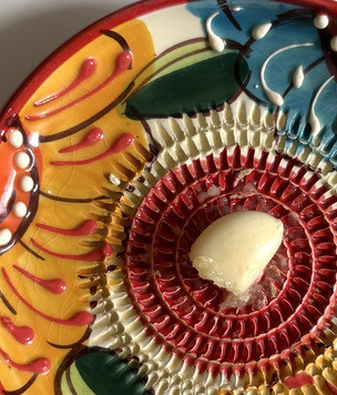 1. Этап. Чечевично-картофельный суп: Натереть или выдавить чеснок.