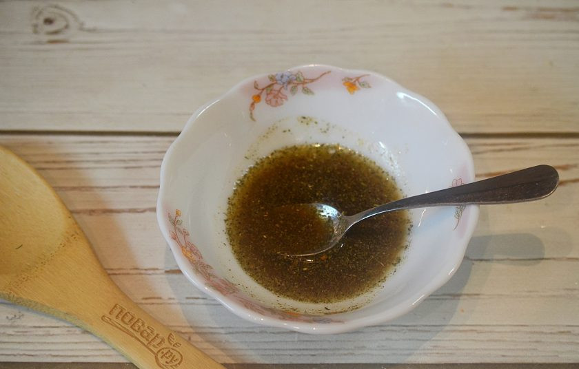 1. Этап. Домашняя курица, фаршированная яблоками и айвой: 4. В маленькой миске смешайте кориандр, соль, черный перец, мускатный орех, паприку, куркуму. Влейте яблочный уксус, белое сухое вино и оливковое масло. Все тщательно перемешайте.