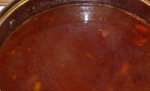 1. Этап. Вкусный борщ с тушенкой: 7. И выложите в кастрюлю зажарку.