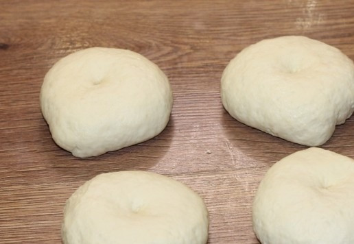 1. Этап. Слоеные пирожки с луком и картошкой: 7. Делим на 4 части и округляем.