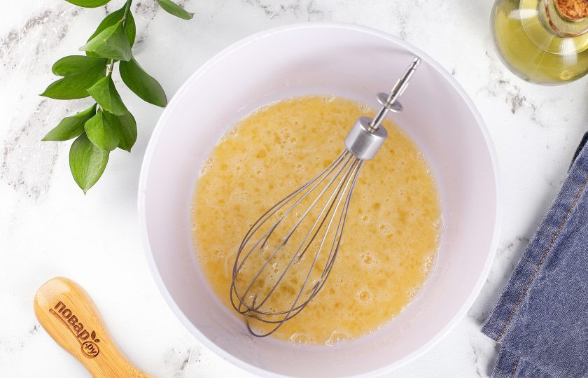 1. Этап. Блины из блинной муки на кефире: Взбейте в глубокой миске яйца.