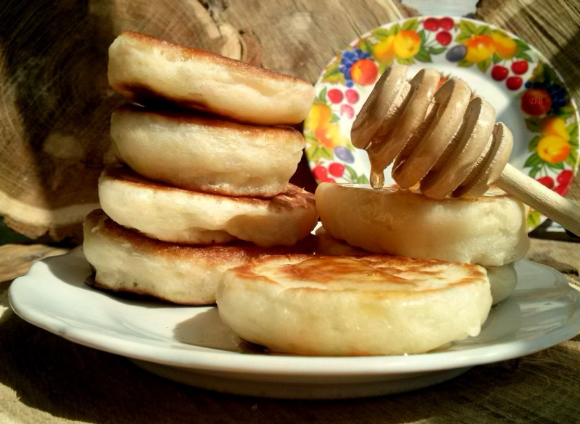 1. Этап. Оладьи на молоке с дрожжами: Подавайте с любимым вареньем или медом. Приятного аппетита!