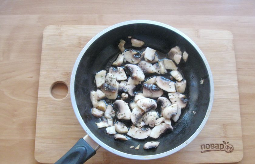 1. Этап. Ризотто по-итальянски: Налейте растительное масло и поджарьте. Слегка посолите и посыпьте сушеным тимьяном.