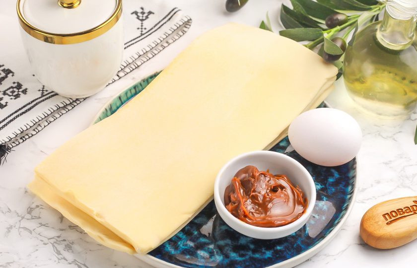 1. Этап. Круассаны в аэрогриле: Подготовьте указанные продукты. Тесто разморозьте заранее за полчаса до начала приготовления.