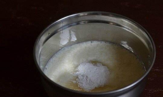 1. Этап. Оладьи с кислым молоком: 3. Добавьте соль, сахар по вкусу и разрыхлитель.